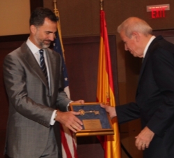 Don Felipe recibe las llaves de la ciudad de Miami de manos de su Alcalde